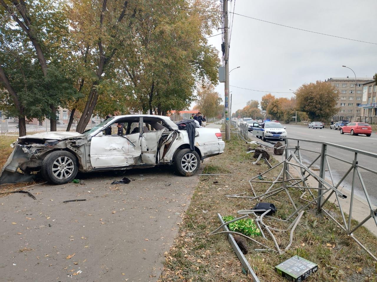 Фото 19-летний водитель погиб после столкновения с металлической оградой в Новосибирске 2